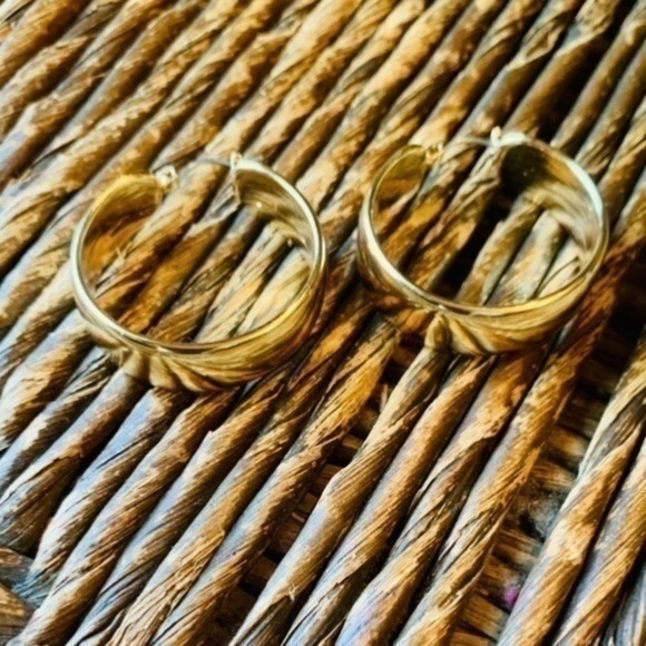 ✨✨Chunky Gold Tone Hoops ✨✨ - Picture 3 of 9